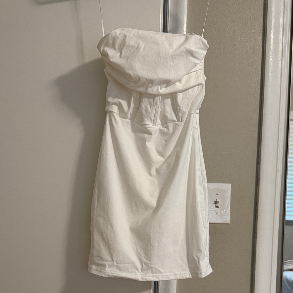 Elegant White Strapless Dress